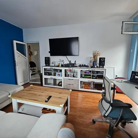 Entire Floor W Multiple Bedrooms 2 Baths Kitchen Center Apartment