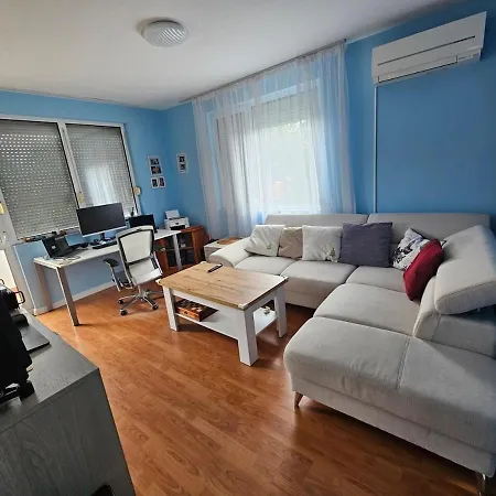 Apartment Entire Floor W Multiple Bedrooms 2 Baths Kitchen Center *