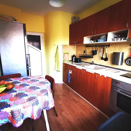 Apartment Entire Floor W Multiple Bedrooms 2 Baths Kitchen Center