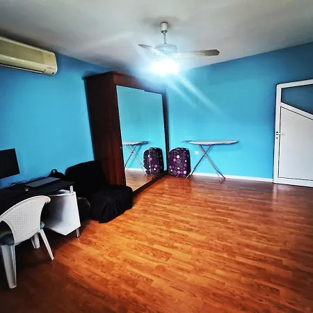 Entire Floor W Multiple Bedrooms 2 Baths Kitchen Center * Поморіє