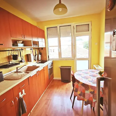 Apartment Entire Floor W Multiple Bedrooms 2 Baths Kitchen Center *